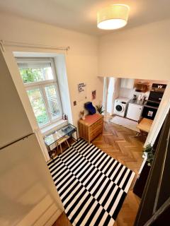 Stylish Central Apartment with Balcony - 6