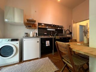 Stylish Central Apartment with Balcony - 5