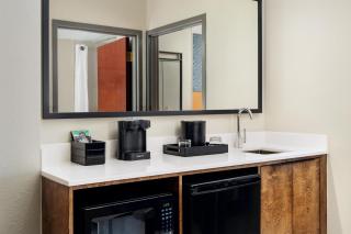 Embassy Suites Lincoln - 9