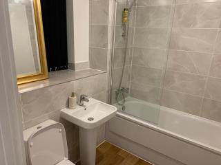 4Bed House - Direct links into Central London - 8