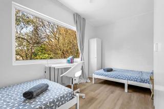Charming 2-Bed Near River & City - 7