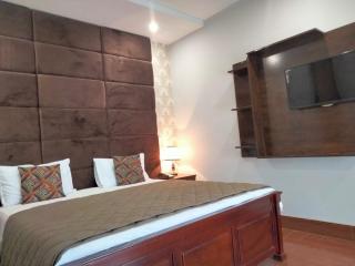 Canal View Hotel - 1