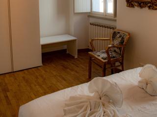 Designer Loft in the Center - Wi-Fi - 8