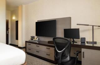 DoubleTree by Hilton McLean Tysons - 8