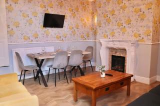 Comfortable 2 Bed Property with garden - Parking - 1