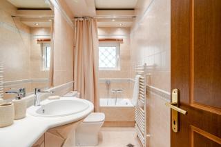 Stylish 2BR-2BA condo in Glifada - 9