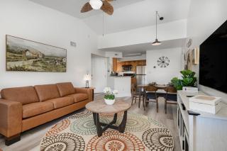 Pondview Modern Farmhouse Condo Half Mile to Beach - 8