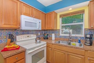 Cozy Retreat 13 min to Beach - 6