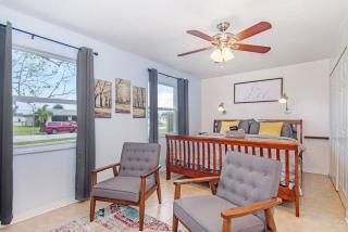 Cozy Retreat 13 min to Beach - 5