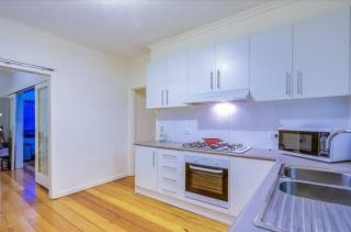 Comfy & Budget-Friendly Home in Balwyn - Quiet & Close to Melbourne CBD - 3