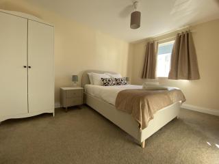 Modern 5-Bedroom House in Maidenhead - 3