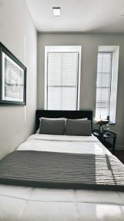 Large 4B2B Downtown Apt, Kitchen and Laundry, Walk to PPAC & Convention Center - 6