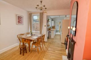 Charming 3-Bedroom Home Close to Attractions - 1