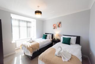 Contractor Ready 4BR Home 2 mins to Town CM7 - 2