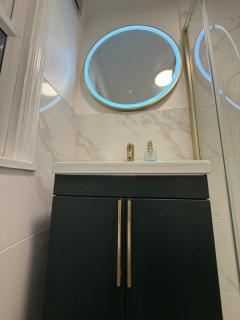 Luxury modern 2 bed property in Clapham North - 1