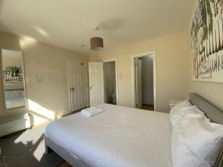 Burnham-Slough Spacious Six Bedroom House - 1