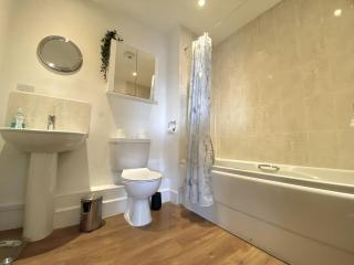 Maidenehad Spacious Spectacular and Modern 3 Bedroom 2 Bathroom Penthouse 14 - 6