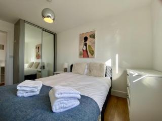 Maidenehad Spacious Spectacular and Modern 3 Bedroom 2 Bathroom Penthouse 14 - 5