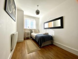 Maidenehad Spacious Spectacular and Modern 3 Bedroom 2 Bathroom Penthouse 14 - 1