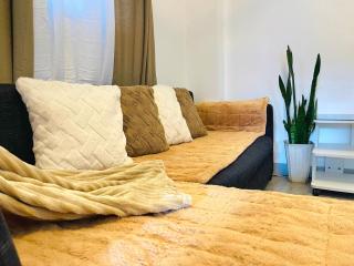 Charming 2BR Apartment with Balcony and Mountain View - Logan's Transient Apartment 2 - 4