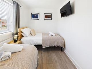 2 Bed Home Port Talbot - Perfect For Contractors & Families - 1