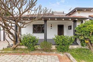 Vibrant Urban Retreat Chic Lounge & Garden Deck - 9