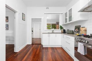 4BR Bedford Home - Chic Lounge & Garden Deck - 1