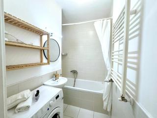 Prime Stay - Modern 2 Bedroom Family Apartment with Balcony - 9