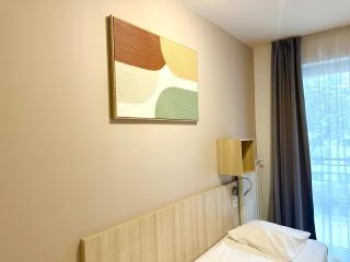 Prime Stay - Modern 2 Bedroom Family Apartment with Balcony - 8