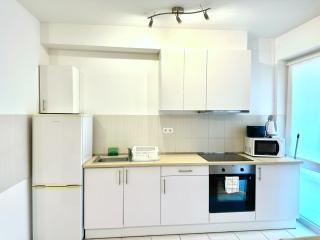 Prime Stay - Modern 2 Bedroom Family Apartment with Balcony - 7
