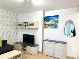 Prime Stay - Modern 2 Bedroom Family Apartment with Balcony - 5