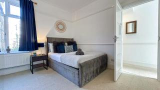 Lovely 3 bedroom maisonette with private roof terrace in Hammersmith near Brook Green by NourNest Apartments - 5