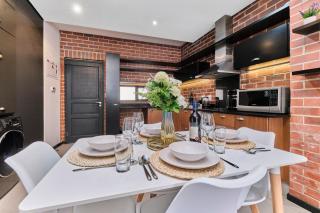 Stylish 2BR Apartment Steps from Rosebank Mall - 7