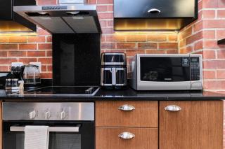 Stylish 2BR Apartment Steps from Rosebank Mall - 1