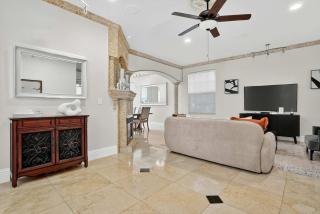 Hollywood Crest by Rove Travel - Home with Heated Pool - 2