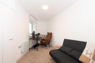 Spacious Shared Apartment by the Thames - 3