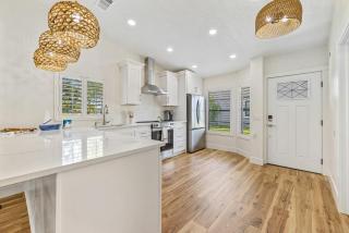 Renovated Venetian Villas Corner Retreat with Pool, Patio, Close to Beach and Town - 4