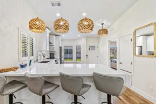 Renovated Venetian Villas Corner Retreat with Pool, Patio, Close to Beach and Town - 2