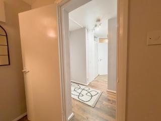 Stylish 1BR Apartment Near Notting Hill Sleeps 4 - 3