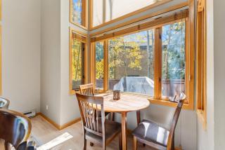5 BDR Spacious Retreat Peaceful and Serene Views - 1