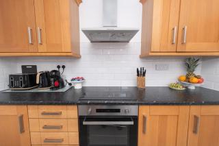 4-Bed House Parking, Wi-Fi, Families & Contractors - 6