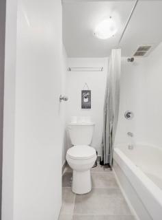 Elegant Studio in DT MTL AC, Wi-Fi - 7