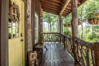 Secluded Delight: Unplug and Reconnect in a Special House in Lake Toxaway's Woods - 5
