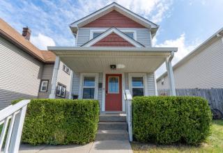 Steps to Lucas Oil | Hot Tub + Pet Friendly - 7