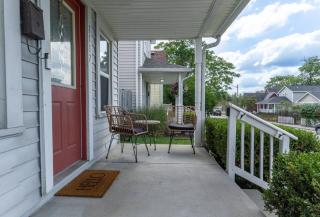 Steps to Lucas Oil | Hot Tub + Pet Friendly - 6