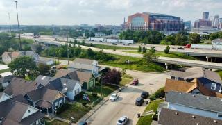 Steps to Lucas Oil | Hot Tub + Pet Friendly - 2