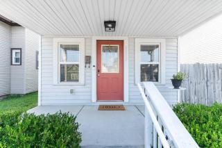 Capitol House - 3 Bed 1 Full and 1 Half Bath, Pet Friendly with Hot Tub walk to Lucas Oil Stadium - 9