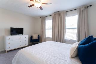 Capitol House - 3 Bed 1 Full and 1 Half Bath, Pet Friendly with Hot Tub walk to Lucas Oil Stadium - 4