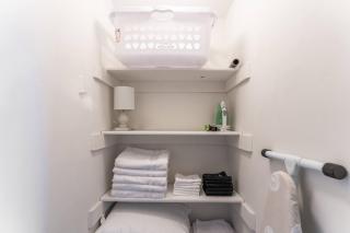 Capitol House - 3 Bed 1 Full and 1 Half Bath, Pet Friendly with Hot Tub walk to Lucas Oil Stadium - 3