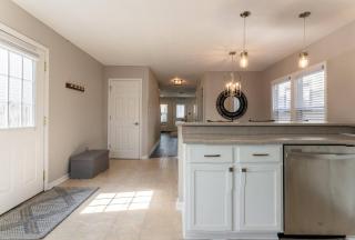 Capitol House - 3 Bed 1 Full and 1 Half Bath, Pet Friendly with Hot Tub walk to Lucas Oil Stadium - 2